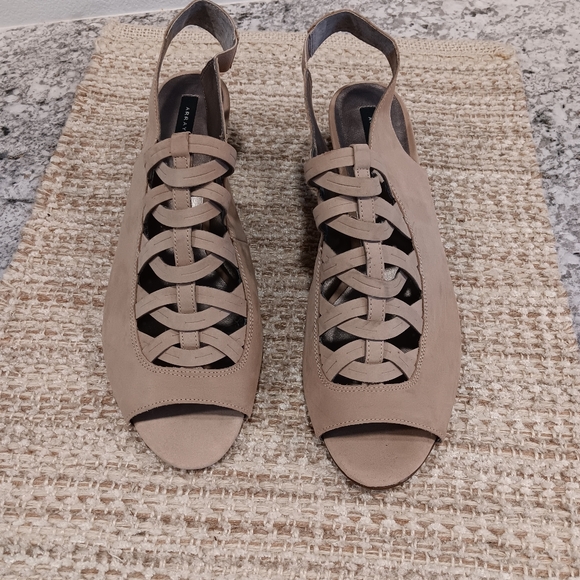 Array Sandals - Picture 1 of 6